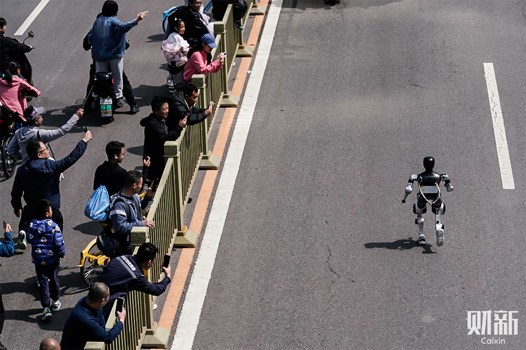 A humanoid robot participates in a half-marathon race in Yizhuang, Beijing on April 19. Photo: Dong De/Caixin