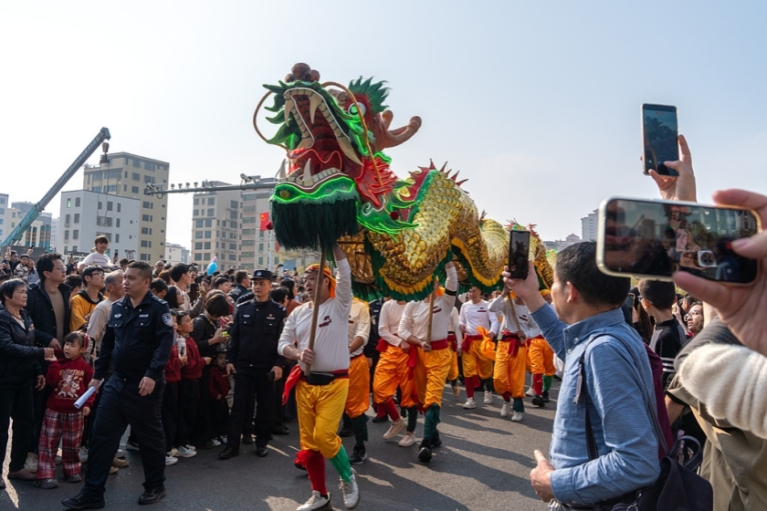 A dragon dance performance attracts crowds in Chenghai district, Shantou, in South China’s Guangdong province, on Feb. 20, 2026. Photo: VCG