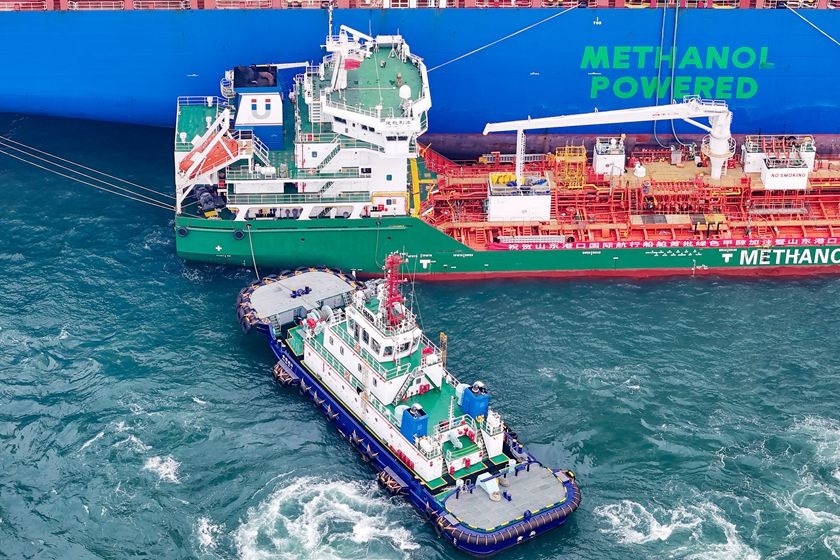A ship-to-ship bunkering operation for green methanol at Qingdao Port in Shandong province, March 2, 2026. Photo: VCG