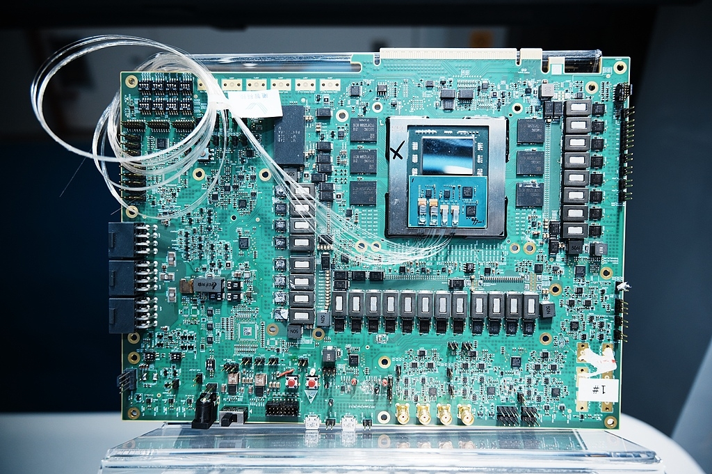Lightelligence showcases an optoelectronic hybrid AI computing accelerator card using co-packaged optics (CPO) technology at an exhibition in Hangzhou on April 23, 2026. Photo: VCG